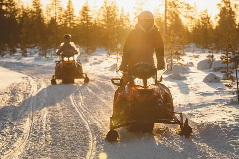 Rovaniemi: Safari in motoslitta all'Arctic Snow Hotel