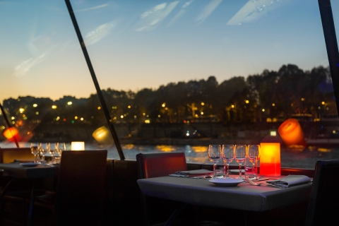 Parijs: cruise met vroeg diner met dessert op de rivier de SeineStoelen aan de voorkant van de boot