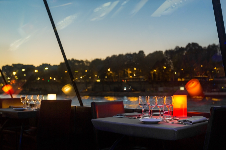 París: crucero con cena temprano y postre en el río SenaAsientos de mesa junto a la ventana