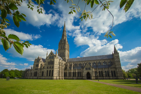 From Bath: Private Stonehenge and Salisbury Tour with Pickup