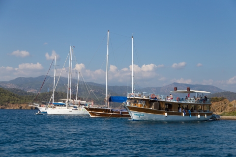 Desde Fethiye: viaje en velero por la isla con traslado y almuerzo
