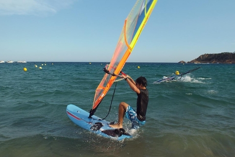 Sant Feliu de Guíxols: Costa Brava 2-stündiger Windsurfing-Kurs