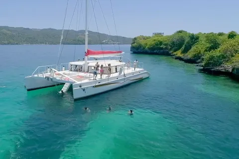 Samaná: Catamaran Boat Tour with Snorkeling and Lunch