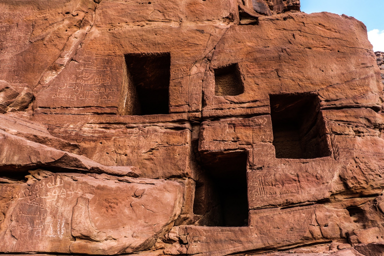 Al-Ula: visite guidée de Dadan et Jabal Ikmah avec prise en charge en optionExcursion d'une demi-journée à Dadan et Jabal Ikmah - avec prise en charge à l'hôtel