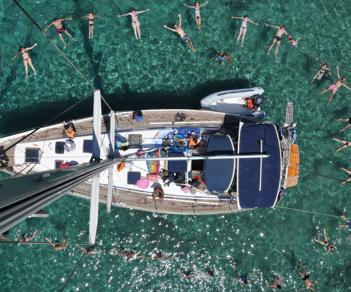 Adamas: Milos and Polyaigos Full-Day Cruise with Lunch