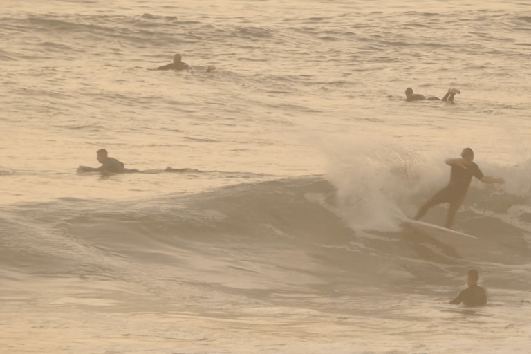 Oporto: Lección de surf para grupos pequeños con transporte