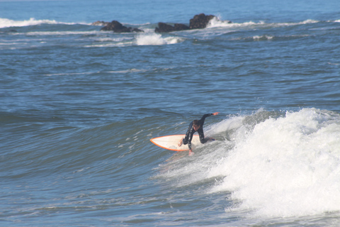 Porto: Kleingruppen-Surfkurs mit Transport