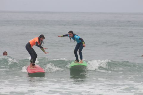Porto: lekcja surfingu w małej grupie z transportem