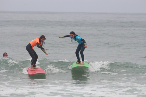 Porto: Kleingruppen-Surfkurs mit Transport