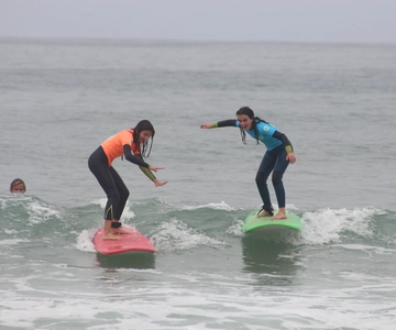 Porto: Aula de surf em grupo pequeno com transporte