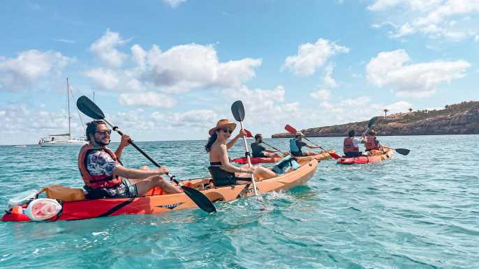 Formentera: Excursión de aventura en kayak con snorkel y picnic
