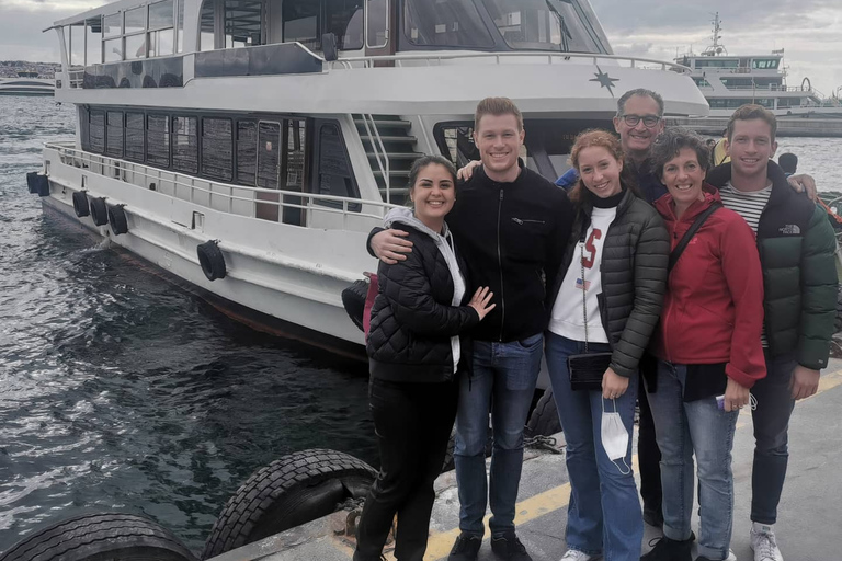 Istanbul: Tour auf dem Bosporus mit MittagessenTour auf dem Bosporus und den zwei Kontinenten Istanbuls