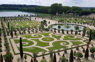 Von Paris aus: Schloss und Gärten von Versailles mit Führung