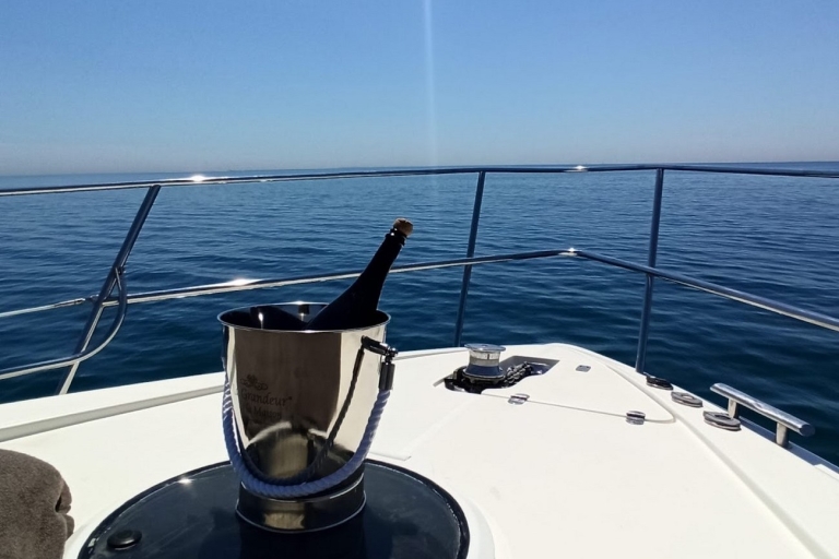 Barcelone : location de yacht à moteur privéLocation de yacht à moteur privé à Barcelone 3 heures