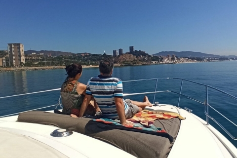 Barcelone : location de yacht à moteur privéLocation de yacht à moteur privé à Barcelone 3 heures