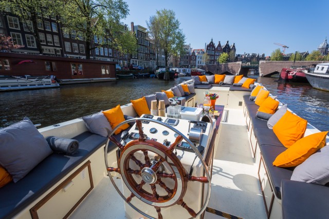 Visit Amsterdam Canal Cruise in German with Unlimited Drinks in Ámsterdam
