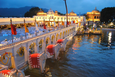 Udaipur: Stads Palace Museum Tour och Lake Pichola Boat TourUdaipur: City Palace Museum Tour och Lake Pichola Båttur