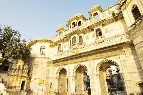 Udaipur: recorrido por el museo del palacio de la ciudad y recorrido en barco por el lago Pichola