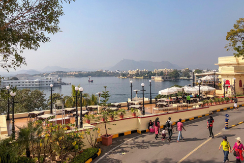 Udaipur: recorrido por el museo del palacio de la ciudad y recorrido en barco por el lago Pichola