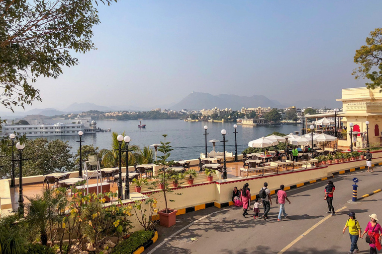 Udaipur: Stads Palace Museum Tour och Lake Pichola Boat TourUdaipur: City Palace Museum Tour och Lake Pichola Båttur