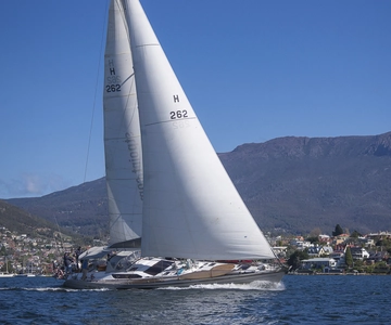 Hobart: Luxury Yacht Scenic Sailing Tour with Snacks