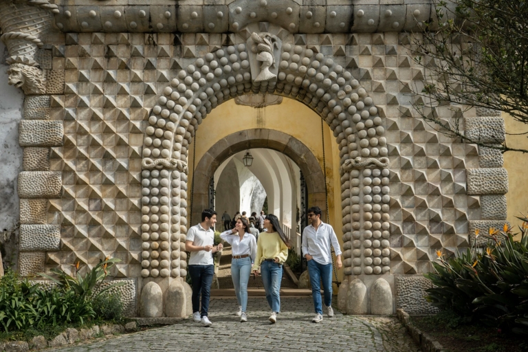 Ab Lissabon: Sintra mit Pena Palace & Cascais SegeltörnVon Lissabon aus: Sintra Dorf Tour und Cascais Segeltörn