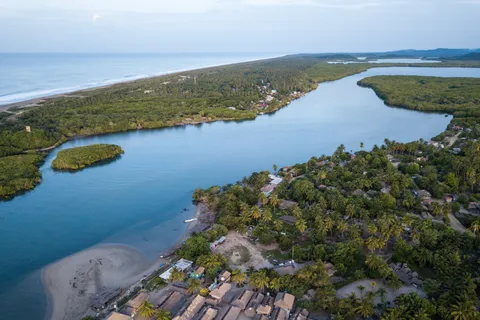 Puerto Escondido: Viagem diurna às Lagunas de Chacahua e passeio de barco