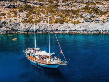 Cefalonia: crucero de día completo por la isla de Ítaca con paradas para nadar
