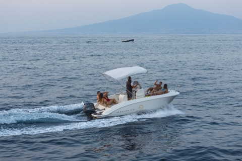 Positano: Rejs statkiem po Capri z napojami i przekąskamiBermudy 570 Łódź dla maksymalnie 5 osób