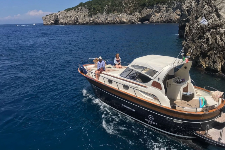 Positano: boottocht door Capri met drankjes en snacksSparviero-boot van 25 voet voor maximaal 6 personen