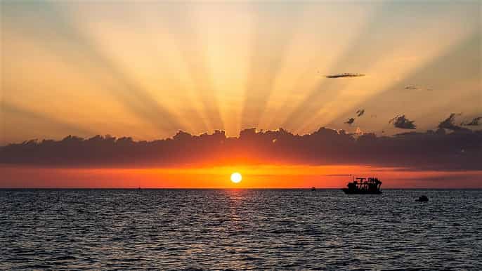 Ibiza: crucero al atardecer con esnórquel y cuevas