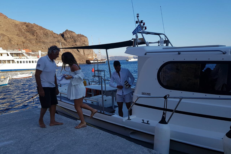 Santorini: Private Motorboat Cruise and Volcano Hike Daytime 4-Hour Private Motorboat Cruise & Hike