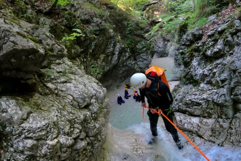 Bovec: Kanioning z przewodnikiem dla początkujących we FrataricyBovec: Doświadczenie z przewodnikiem dla początkujących w kanionie we Fratarica