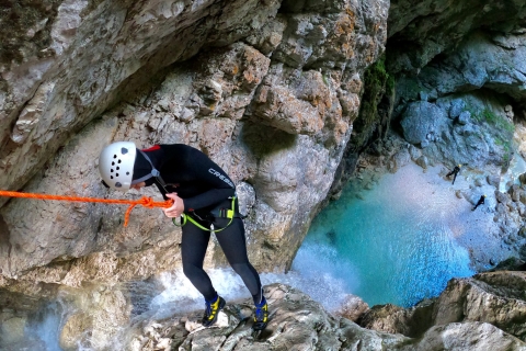 Bovec : Canyoning pour débutants : expérience guidée à FrataricaBovec : Expérience guidée de canyoning pour débutants à Fratarica