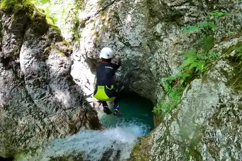 Bovec: Experiencia guiada de barranquismo para principiantes en Fratarica