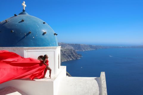 Santorini: servizio fotografico di abiti volanti con noleggio di abiti
