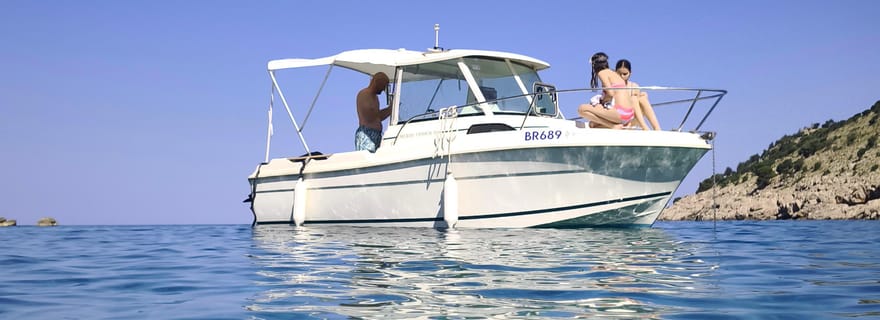 Bar : sortie en bateau vers des plages cachées, vin et mezzé