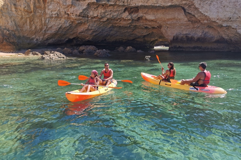 Albufeira: kajaktocht door verborgen grotten en afgelegen strandenAlbufufeira: Sao Rafael Beach en Kajakken Sightseeing Tour