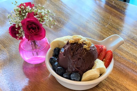 Oahu: Diamond Head Sunrise Hike with Acai Bowl and Malasada
