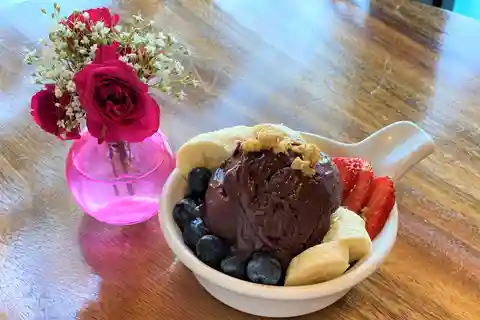 Oahu: Diamond Head Sunrise Hike with Acai Bowl and Malasada