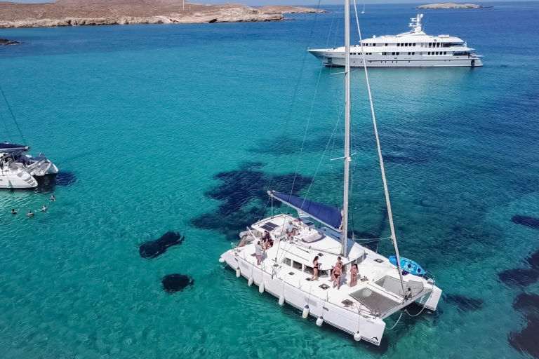 Desde Mykonos: crucero privado en catamarán por la isla y cena