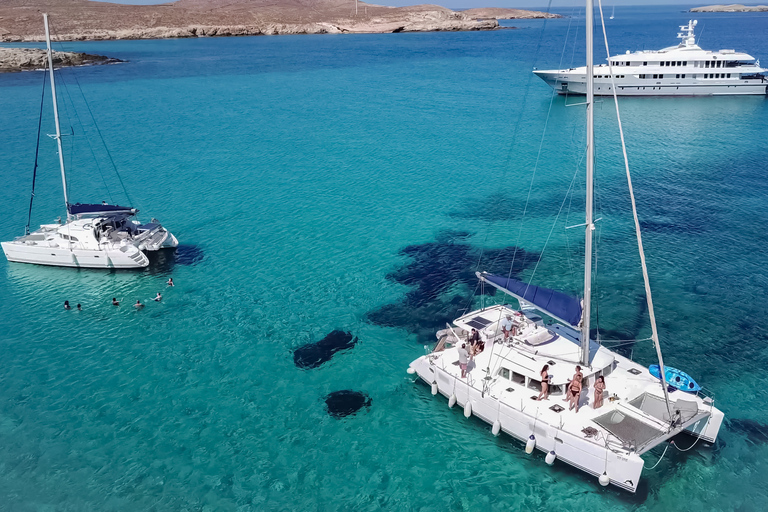 Desde Mykonos: crucero privado en catamarán por la isla y cena