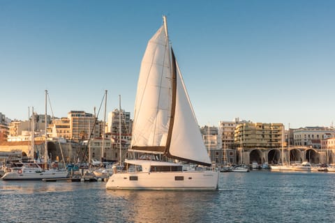 From Rethymno: Sunset Catamaran Cruise with Wine and Cheese