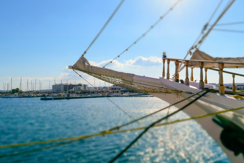 Rodes: Cruzeiro ao pôr do sol, parada para banho, lanches e bebidasRhodes: Cruzeiro de barco à noite com vista para o pôr do sol e bebidas