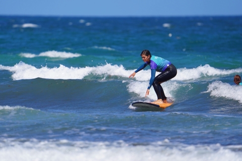 Lanzarote: clase de surf en la playa de Famara para todos los nivelesLección de surf de 2 horas