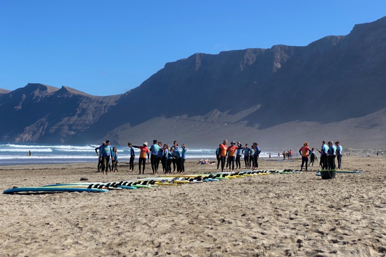 Lanzarote: clase de surf en la playa de Famara para todos los nivelesLección de surf de 4 horas y análisis de secuencias de video