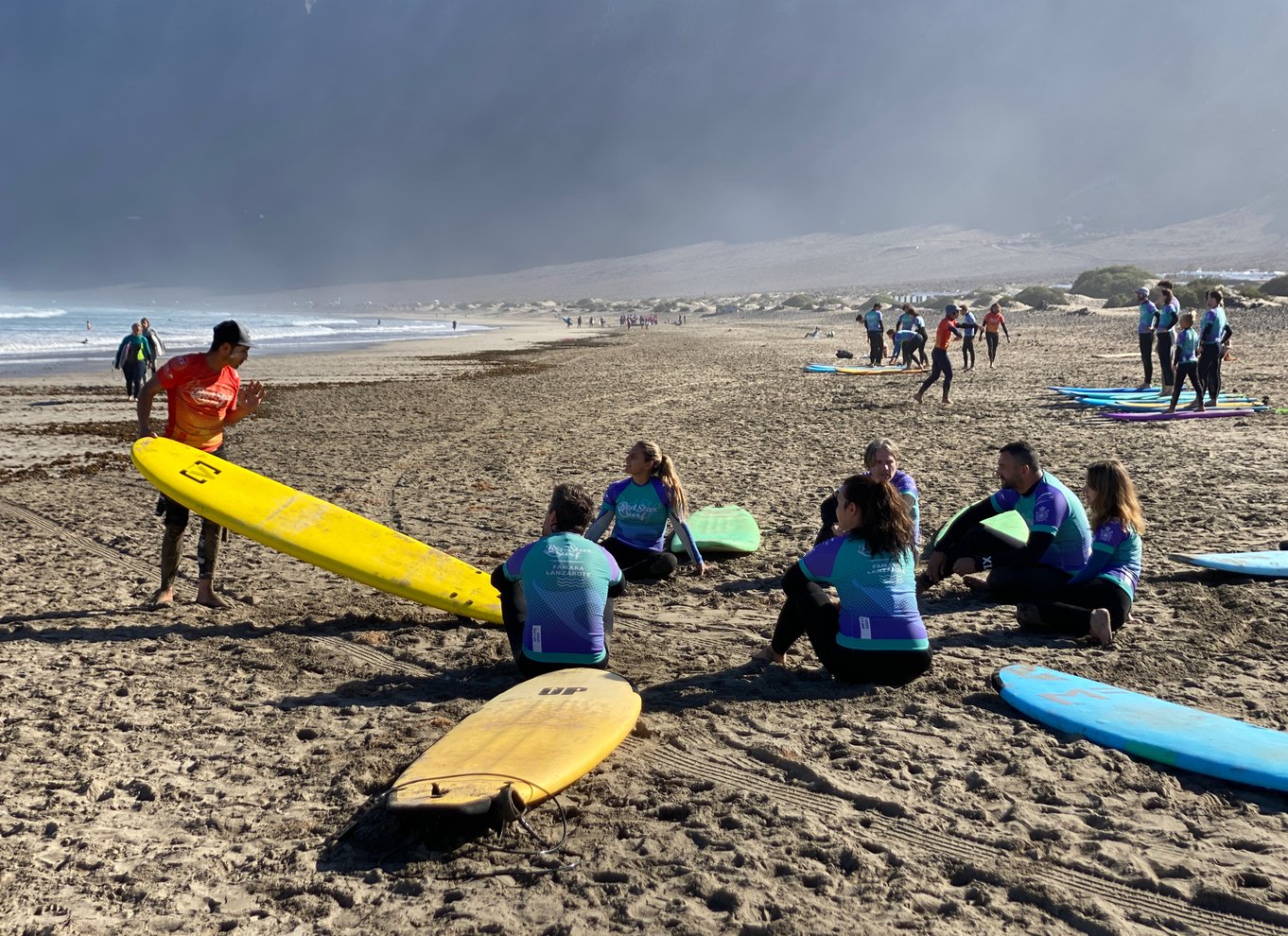 Lanzarote: Famara Beach Surfing lektion for alle niveauer