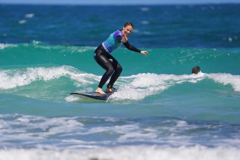 Lanzarote: cours de surf sur la plage de Famara pour tous les niveauxCours de surf de 4 heures et analyse de séquences vidéo
