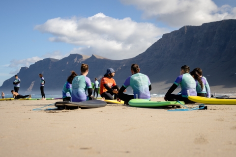 Lanzarote: lekcja surfingu na plaży Famara dla wszystkich poziomów4-godzinna lekcja surfingu i analiza materiału wideo