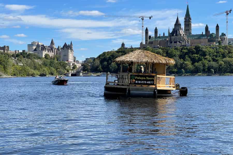 Ottawa: Schwimmende Tiki-Bar-Kreuzfahrt auf dem Ottawa River. Foto: GetYourGuide